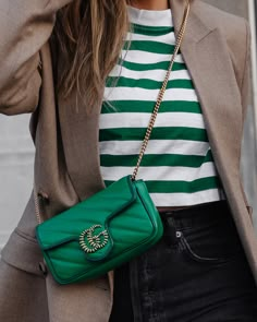 Outfits With Green Bag, Green Bag Outfit Summer, Green Crossbody Bag Outfit, Green Accessories Outfit, Kelly Green Outfit, Green Purse Outfit, Gucci Bag Outfit