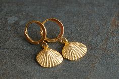 "Gold plated earrings with shell pendants. You can choose from two different earhooks (see picture number 2): 1: 12 mm hooks 2: 16 mm Creoles M A T E R I A L gold-plated brass S I Z E Creoles: 0.6 inch / 16 mm in diameter Leverbacks: 12 mm in diameter Shell pendants: 10 x 12 mm ------------------------------------------------------------------------------------------------------------ These beauties arrive in a picturing-branded jewelry box. Additionally you can add gift-wrapping for a small amo Gold Shell With Matching Earrings Gift, Elegant Gold Shell With Lobster Clasp, Gold Shell-shaped Hoop Earrings, Gold Shell-shaped Hoop Earrings For Pierced Ears, Gold Nickel-free Shell As Gift, Adjustable Shell Earrings For Gifts, Elegant Shell-shaped Gold Hoop Earrings, Elegant Gold Shell Hoop Earrings, Handmade Gold Shell-shaped Earrings