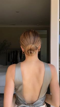 HOW TO DO THE 10-SECOND BUN (INSTRUCTIONAL) 10 Second Bun, How To Do A Bun, Diy Haircuts, Low Messy Bun, Updos Easy, Easy Work Hairstyles, Two Buns, Diy Haircut