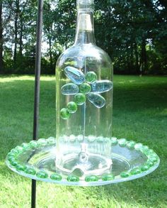 Bottle Garden Art, Wine Bottle Bird Feeder, Recycle Water Bottles, Glass Bird Feeders, Beautiful Bottles, Recycled Wine Bottle, Bottle Diy