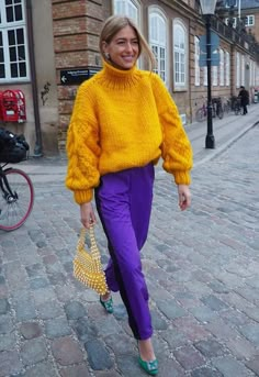 Color Blocking Outfits, Purple Pants, Purple Outfits, Looks Street Style, Yellow Sweater, 가을 패션, Mode Vintage, Colourful Outfits, Mode Inspiration