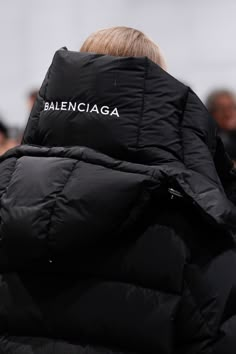 See detail photos for Balenciaga Fall 2016 Ready-to-Wear collection. Bouchra Jarrar, Inspiration Mode, Fall 2016, Mode Inspiration, Fashion Details, Puffer Coat, Runway Fashion, A Black, Streetwear Fashion