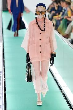 Runway Fashion 2020, Fashion Dresses Runway, Alexander Mcqueen Ready To Wear, Gucci 2020, Karl Lagerfeld Fashion, Carolina Herrera Dresses, Gucci Spring, Alexander Mcqueen Dresses, Ready To Wear Saree