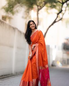 Ananthika Sanilkumar Women Poses In Saree, Indian Saree Photography, Girls Saree Photoposes, Sadi Look Pose, Poses Traditional Wear, Saari Photoshoot Ideas, Saree Poses On Stairs, Pose Ideas In Saree