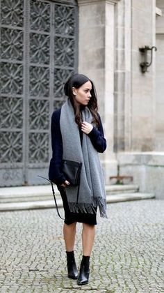 9 Ways to Dress Like a French Girl Minimal Chic Outfit, Mantel Outfit, Minimalist Moda, Chic Fashionista, Mode Tips, Walking Down The Street, Blazer Outfit, Looks Street Style, Autumn Street Style