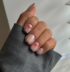 The summer is coming, and it’s the season to paint your nails with some fresh and vibrant color that will remind you of fun under the sun. But what are the trendiest nail designs this year? From short, low-maintenance nails to long stiletto tips that reach for the shoulder, we’ve got all the tea. So … The post 31 Classy Summer Nail Shades & Designs to Elevate Your Look appeared first on woman-trend.com. Short Nail Manicure Summer, Short Nail Design Christmas, Short Nails For New Years, White And Red Short Nails, Short Nail Designs Sparkle, Bow Short Nails, Aesthetic Nails Photo, Nails Ideas For Birthday, Trending Short Nail Designs