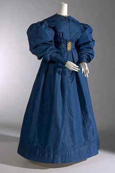 1830s extant gown, beautiful blue color, belt buckle, matching pelerine tucked into belt 1830 Dress, 1830s Dress, 1830s Fashion, 19th Century Clothing, Robes Vintage, Regency Fashion, Century Clothing