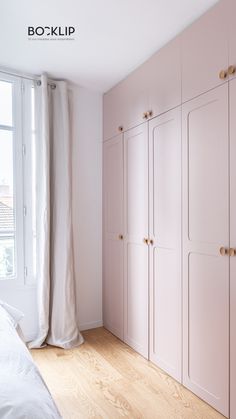 Dressing personnalisé avec des portes Bocklip en laque mate couleur rose des sables et forme classique pop Inspiration Dressing, Dressing Ikea, Colour Combinations, Childrens Bedrooms, Home Deco, Color Combinations, New Homes, Bedroom