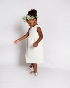 Modern Flower Girl Dresses, Simple Flower Girl Dresses, Silk Flower Girl Dress, Flower Girl Outfits, Ivory Flower Girl Dresses, Girls White Dress, White Flower Girl Dresses, Wedding Palette, Chic Flowers