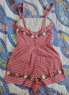 *Thrilling no longer offers free shipping for their customers. Please contact us through IG for better shipping options.super cute red and white check cotton beachwear playsuit with floral trim. adjustable straps. bodice has lining, bottom does not. rear metal zip. excellent condition, small nick out of one of the interior buttons.Measurements:Bust - ~30-32 inches good for A/B Waist - ~24 inchesHip - ~33 inchesStraps - ~16-17 adjustable Red And White Aesthetic, Americana Outfits, Quoi Porter, Vintage Americana, Moda Vintage, Mode Inspiration, Looks Vintage, Summer Fits, Dream Clothes