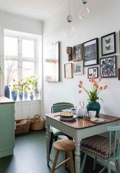 En la cocina, en el salón, en el dormitorio, en el comedor, incluso en el cuarto de baño hay azul claro en este apartamento danés, una decoración colorida y fresca, llena de flores y plantas. A los fans del estilo nórdico más colorido os encantará este piso de 95 m² en Hellerup, Dinamarca, especialmente a delikatissen blog decoración Top Kitchen Designs, Top Kitchen Trends, Kitchen Remodel Design, Concept Home, Kitchen Concepts, Small Apartment Decorating, Kitchen Trends, Kitchen Tops, Home Trends