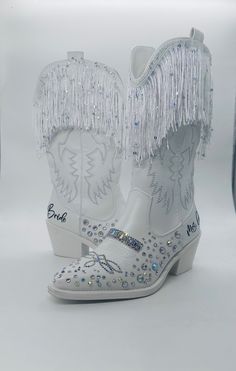 Bride Cowboy Boots, Wedding Ideas For Second Marriage, Embroidery Cowboy, Cowgirl Boots For Women, Weddings Country, Cowgirl Boots Wedding, Funny Shoes, Cowgirl Wedding, Western Embroidery