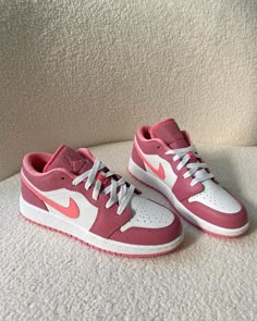 Preppy Shoe, Girly Sneakers, Best Nike Sneakers, Shoe List, Sneakerhead Room, Ladies Sneakers, Shoes Closet, Shoes Air Force