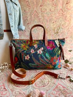 Handcrafted Handbags, Local Yarn Shop, Sac Diy, Project Bags, Green Accessories, Floral Bags, Accessory Pouch, Gorgeous Bags, Handcrafted Leather