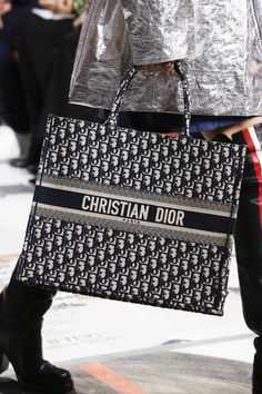 Christian Dior Fall 2018 Ready-to-Wear Collection - Vogue Dior Price, Dior Clothes, Dior Tote Bag, Best Designer Bags, Fall Handbags, Dior Book Tote, Dior Handbags, Vogue Russia, Burberry Handbags