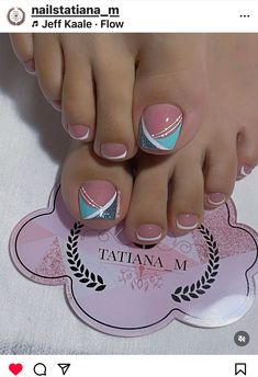 French Tip Toes With Design, Beautiful Toe Nails, Pedicure Tradicional, French Pedicure Designs, Shiny Nails Designs, Bright Nail Art, Gold Acrylic Nails