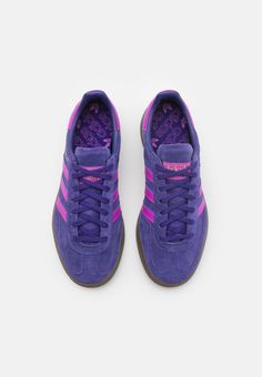 adidas Originals HANDBALL SPEZIAL - Matalavartiset tennarit - collegiate purple/purple burst Adidas Shoes Purple, Adidas Gazelle Purple, Purple Gazelle, Colorful Adidas, Nike Winter Jackets, Purple Adidas, Kids Baskets, Adidas Purple, Shoes Purple