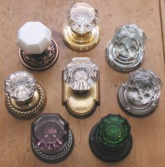 a bunch of knobs that are sitting on a table