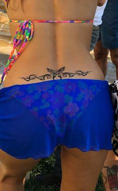 Tatouage bas du dos : 20 modèles pour un "tramp stamp" Tramp Stamps, Hot Halloween Outfits, Bff Tattoos, Tramp Stamp, Pin Up Tattoos, Stylist Tattoos, Badass Tattoos