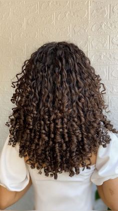 Cachos médios Long Layered Curly Hair, 3b Curly Hair, Layered Curly Haircuts, Perfect Curly Hair, Dyed Curly Hair, Natural Curly Hair Cuts, Highlights Curly Hair, Layered Curly Hair