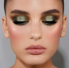 Green Eyeshadow And Red Lips, Daytime Smokey Eye, Shower Makeup, Gold Eyeshadow Palette, Eyeshadow Ideas, Eye Makeup Styles, Color Makeup