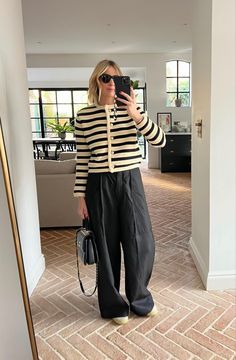 Fall Transition Outfits For Work, Knit Shirt Outfit, Cardigan Street Style, Outfits With Striped Shirts, Outfit Cardigan, Chic Cardigan, Classic Capsule Wardrobe, Mode Tips