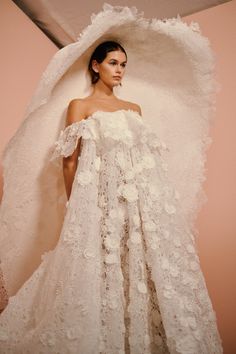 Givenchy Wedding Dress, Vita Sackville West, Givenchy Couture, Silver Cocktail Dress, Minimalist Bride, Collection Couture, Virginia Woolf, Kaia Gerber, Couture Runway