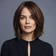 35 Gorgeous Mid-Length Haircuts with Layers You'll Love in 2024 Wavy Or Curly Hair, Haircuts With Layers, Modern Bob Hairstyles, Layered Haircuts Shoulder Length, Gentle Movement, Medium Hair Styles For Women, Understated Style, Midlength Haircuts