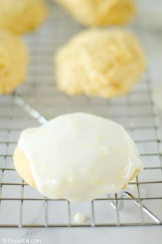 the icing is being drizzled onto the cookies on the cooling rack