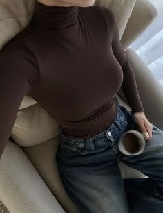 High Neck Winter Outfit, Everyday Outfits 2024, Brown Turtleneck Outfit Aesthetic, Brown Long Sleeve Shirt Outfit, Fitted Turtleneck Outfit, Brown Long Sleeve Outfit, Basic Outfits Aesthetic, Casual Coffee Outfit, Brown Turtleneck Outfit