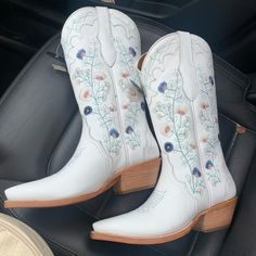 Beautiful Boots Only Worn Once Bridal Cowgirl Boots, Wedding Boots For Bride, Cowgirl Boots White, Boots For Women Cowboy, White Wedding Boots, Boots With Flowers, Embroidered Cowgirl Boots, Bridal Boots, Wedding Boots