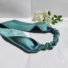 Denim Hacks, Headband Silk, Diy Headbands, How To Wash Silk, Scarf Ideas, Scrunchies Diy, Satin Headband, Headband Outfit, Silk Headband