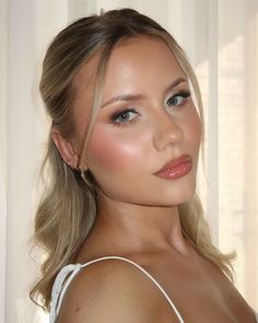 Glowy Cat Eye Makeup, Formal Makeup Pale Skin, Glowy Makeup For Wedding, Diy Makeup For Wedding, Soft Glam Makeup Eye Shadow, Junior Bridesmaid Makeup Ideas, Soft Neutral Makeup Look, Bridesmaid Makeup Looks Natural, Glowy Holiday Makeup