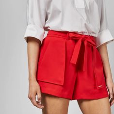 For A Contemporary Upgrade To Your Favourite Mini Skirt, These Bright Red Shorts From Ted Baker Make A Sophisticated Addition To Any Repertoire. Oversized Pockets Add A Lavish Layer To The Sides Of This Pretty Pair, While The Tie Waist Brings The Look Together With Understated Finesse. Size 0 Or Us S. I Am 5'7" And It Fits Great And Is In New Condition. Baker Baker, Shorts Outfits Women, Tie Waist Shorts, Outfit Jeans, Red Tie, Belted Shorts, Hip Hop Dance, Outfits Casual, Shorts With Pockets