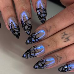 ⚡SUGAMAMA - NAIL ARTIST⚡STRASBOURG sur Instagram : VENOM SPIT 👅 for @nephtis.tattoo Total look méchant @marvel @thegelbottlefrance @apresnailofficial #3dnails #3dnailart #blacknails… #nailtrends #springnails #nails #manicure #springmanicure #naildesigns #nailart #manicure3174 Marvel Nails, Alien Nails, Punk Nails, Hello Kit, Pretty Gel Nails