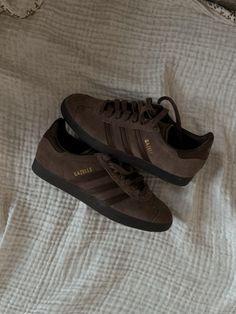 Brown Adidas Shoes, Adidas Aesthetic, Brown Adidas, Adidas Shoes Women, Fire Fits, Cool Fits