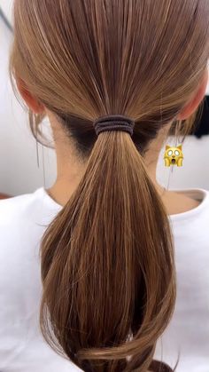 Check out this cool hair hack! 💁‍♀️✨ #HairHacks #HairGoals #BeautyTips #StyleInspo #HairTricks #DIYHair #HairTutorial #GlamHair #HairInspiration #BeautyHacks #HairCare #HairStyling more in telegram Bangs With A Cowlick, Hairstyles For Short Hair 2023, Fall Hairstyles For Short Hair, Short Hair 2023, Easy Fall Hairstyles, Style Bangs, The Right Hairstyles, Cool Hair, Hair Hack