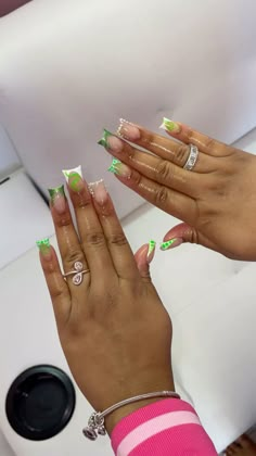 Lime Green Short Nails, Lime Green Nails Short, Green Nails Black Women, 17 Birthday Nails, Slime Green Nails, Lime Green Acrylic Nails, Lime Green Nails Design, Green Short Nails, Jamaica Nails