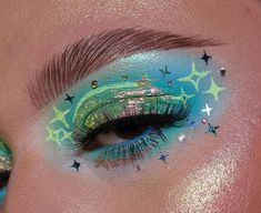 Eye makeup/eye shadow looks/ green/blue Cute Space Makeup, Edgy Eyeshadow Looks, Unique Eyeshadow Looks, Face Art Makeup, Graphic Makeup, Dope Makeup, Colorful Eye Makeup, Graphic Liner