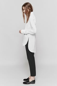 Minimal + Chic | @codeplusform Outfits Button Up Shirts, Black And White Outfit, Woman In White, Look Formal, Minimal Chic, Looks Chic, Moda Vintage