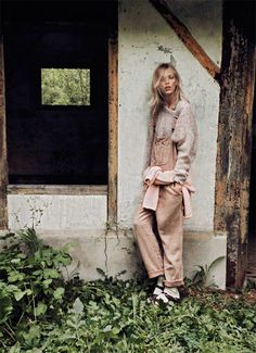 Anja Rubik for Vogue Paris by Lachlan Bailey Lachlan Bailey, Autumn Knitwear, Anja Rubik, Beige Outfit, Fall Inspo, Into The Wild, Looks Street Style, Jolie Photo, Back To Nature