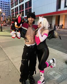 Rouge Cosplay Sonic, Rouge The Bat Costume, Sonic And Shadow Costume, Shadow Costume Sonic, Rouge The Bat Cosplay, Sonic The Hedgehog Cosplay, Shadow The Hedgehog Cosplay, Duo Cosplay Ideas, Rouge Cosplay