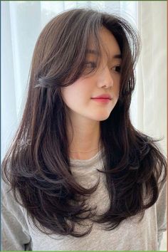 layered hair / bangs / hair styles / curtain bangs / medium length hairstyles / short hair Pretty Hair Cuts, Styl Grunge, Haircuts For Medium Length Hair, Hair Inspiration Long, Layered Haircuts For Medium Hair, Bangs With Medium Hair, Round Face Haircuts, Girl Haircuts, Haircuts For Medium Hair