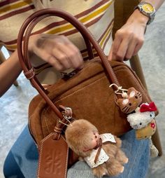 #essentials Jellycat Bag Charm, Holographic Fashion, Purse Aesthetic, My Style Bags, Fall Winter Trends, Backpack Decoration, Girly Bags, Fancy Bags, Brown Bag