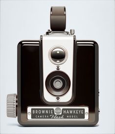 an old fashioned brown and white camera with the name brownsie hawkeye on it