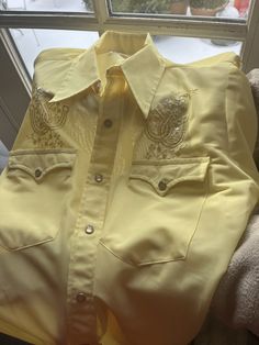 Vintage 1970s Western Cowboy Yellow Snap Buttons Shirt  Size Medium 15 1/2 X 32  with Long Tail.  See pics for measurements  Awesome Details   Snap button up front  and sleeves and pockets.  Embroidered Horseshoes Design  Quality old vintage brand  - H Bar C California Ranchwear  Permanent Press  Pictures do not do this justice.  Much more appreciated in person.  Medium bright yellow seen better in the pictures near the windows  Excellent condition.  Appears to have been worn very little if at a Cowboy Outfit For Men, 70s Western, High Collar Shirts, Western Vintage, Cowboy Outfits, Cowboys Shirt, Cowgirl Outfits, Long Tail, Vintage Branding