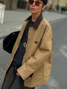 Barn Jacket Street Style, Canvas Jacket Outfit Women, Quiet Outdoor Fashion, Pfw Street Style 2024, Barn Jackets For Women, Worker Jacket Outfit Women, Barn Jacket Outfits 2024, Barn Coat Outfit Women, Shacket Styling