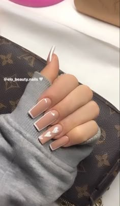 Wir haben Ihnen die Trends beim Nageldesign für Herbst 2021 schon vorgestelltDoch trotz des Aufkommens von vielen Neuheiten in der Nagelkunstwie z.BNagelfolien3D Gel-Nagellack und anderen... Tan Nails Design Ideas, Nail Designs Fall, Nail Designs Acrylic, Acrylic Nails Nude, Brown Acrylic Nails, Fall Acrylic Nails, Long Acrylic Nails Coffin, Acrylic Nails Coffin Pink, Long Square Acrylic Nails