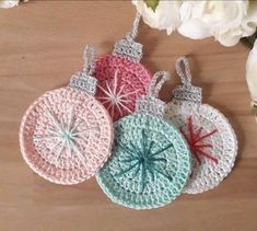 Cute Things To Crochet For Christmas, Crochet Bauble Pattern, Crochet Christmas Motifs, Christmas Gift Ideas Crochet, Christmas Tree Ornament Crochet, Diy Crochet Christmas Ornaments, Crochet Coasters Christmas, Christmas Crochet Ideas Diy Gifts, Quick Crochet Christmas Ornaments