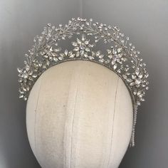 Wedding hair accessory 1940s Style Wedding, Black Diamond Wallpaper, Halo Crown Wedding, Halo Tiara, Headpiece Art, Wedding Crown Tiara, 1940s Wedding, Bridal Crown Tiara, 1920s Headpiece